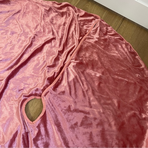 Pink Velvet Christmas Tree Skirt Holiday Decor
Aesthetic - Picture 4 of 11